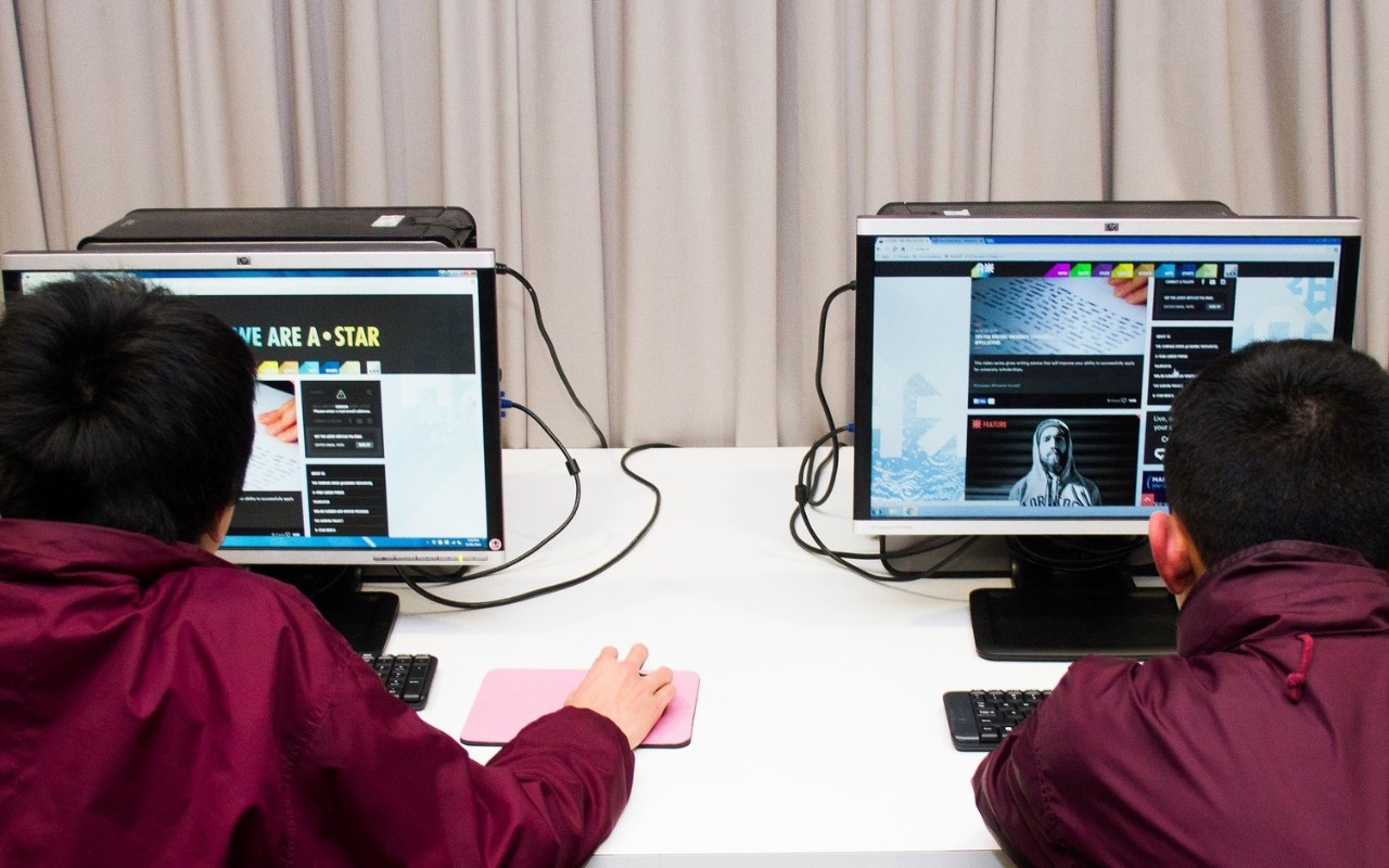 Photo of students at Whitlam Library using A*Star website