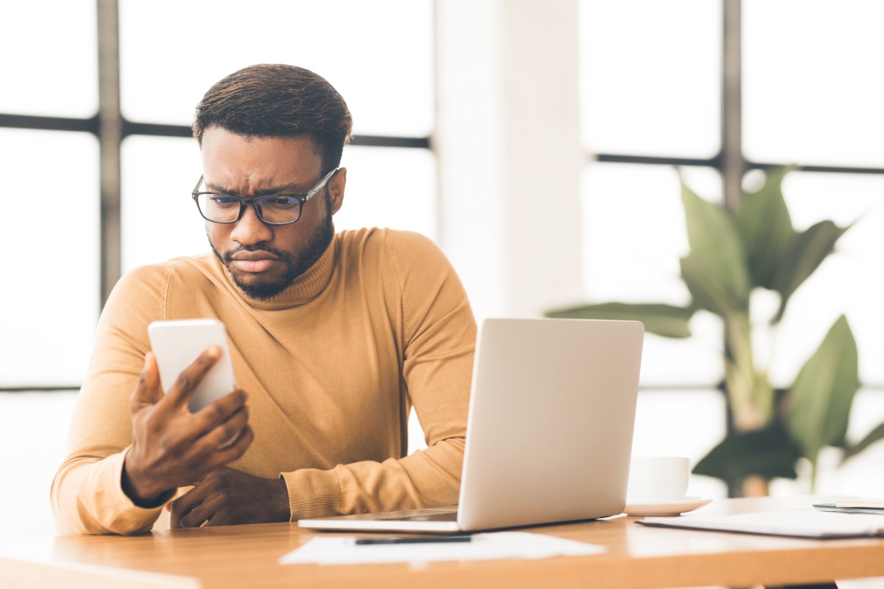 Man-looking-stressed-on-the-phone 