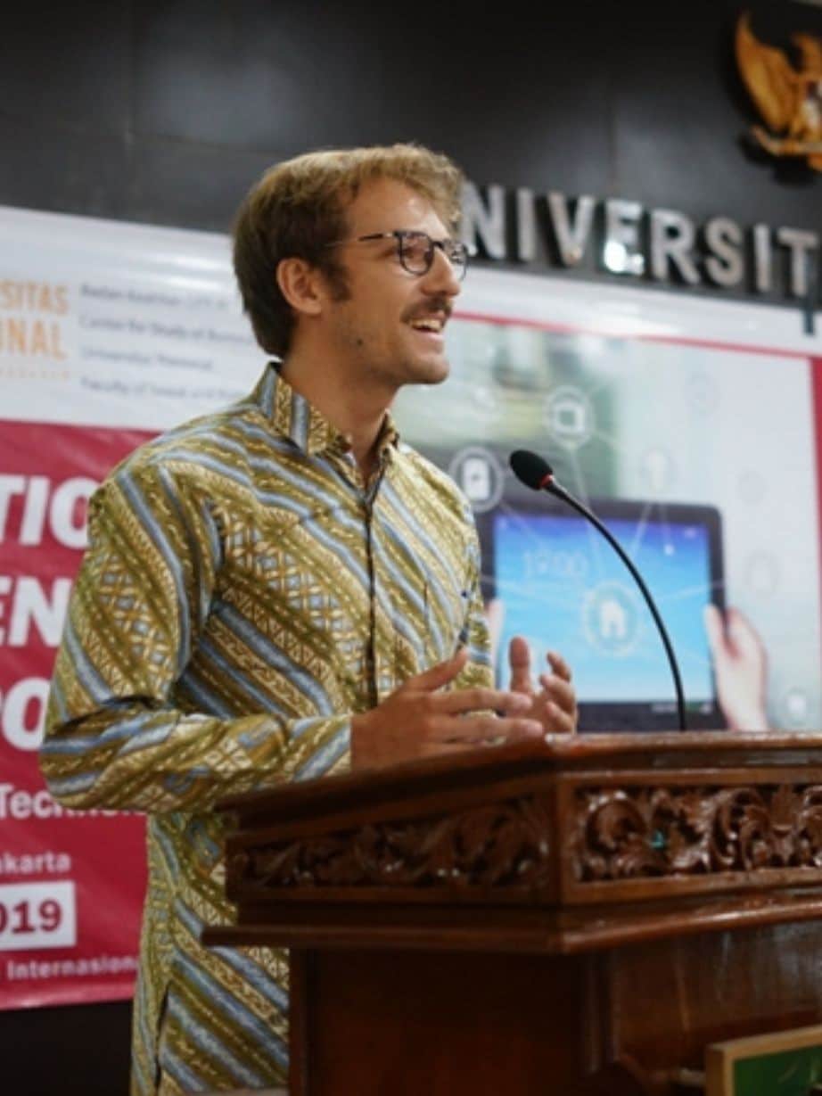 Alexander Meekin presenting at Universitas Nasional 