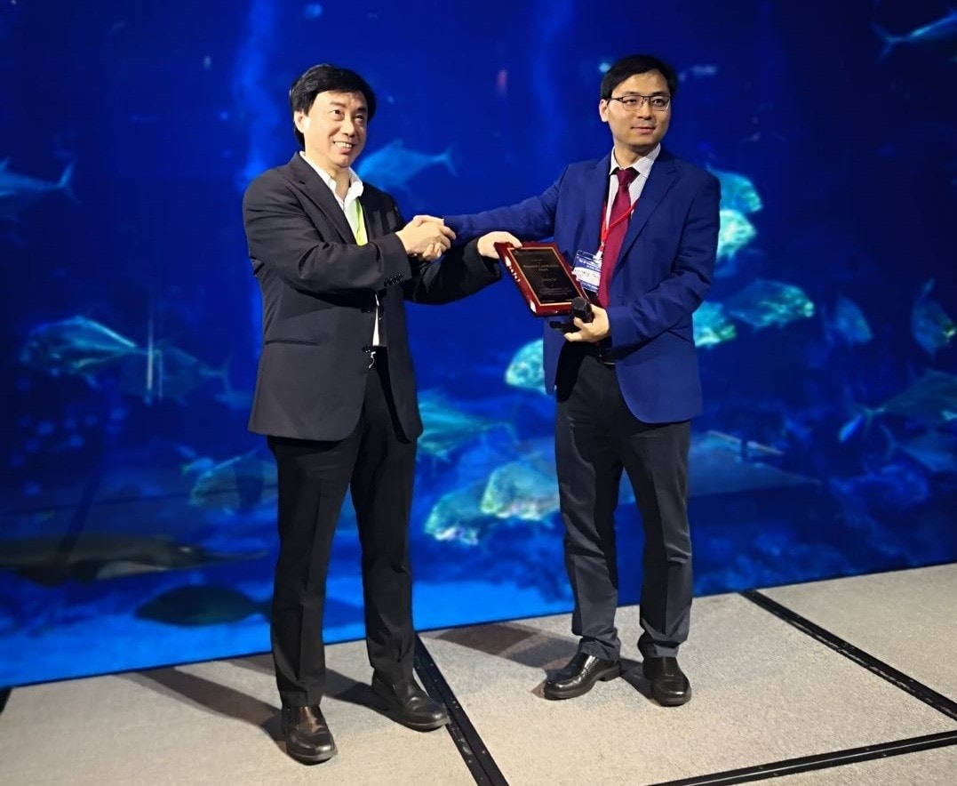 Professor Dacheng Tao awarded by IEEE ICDM steering committee chair, Professor Xindong Wu in Singapore