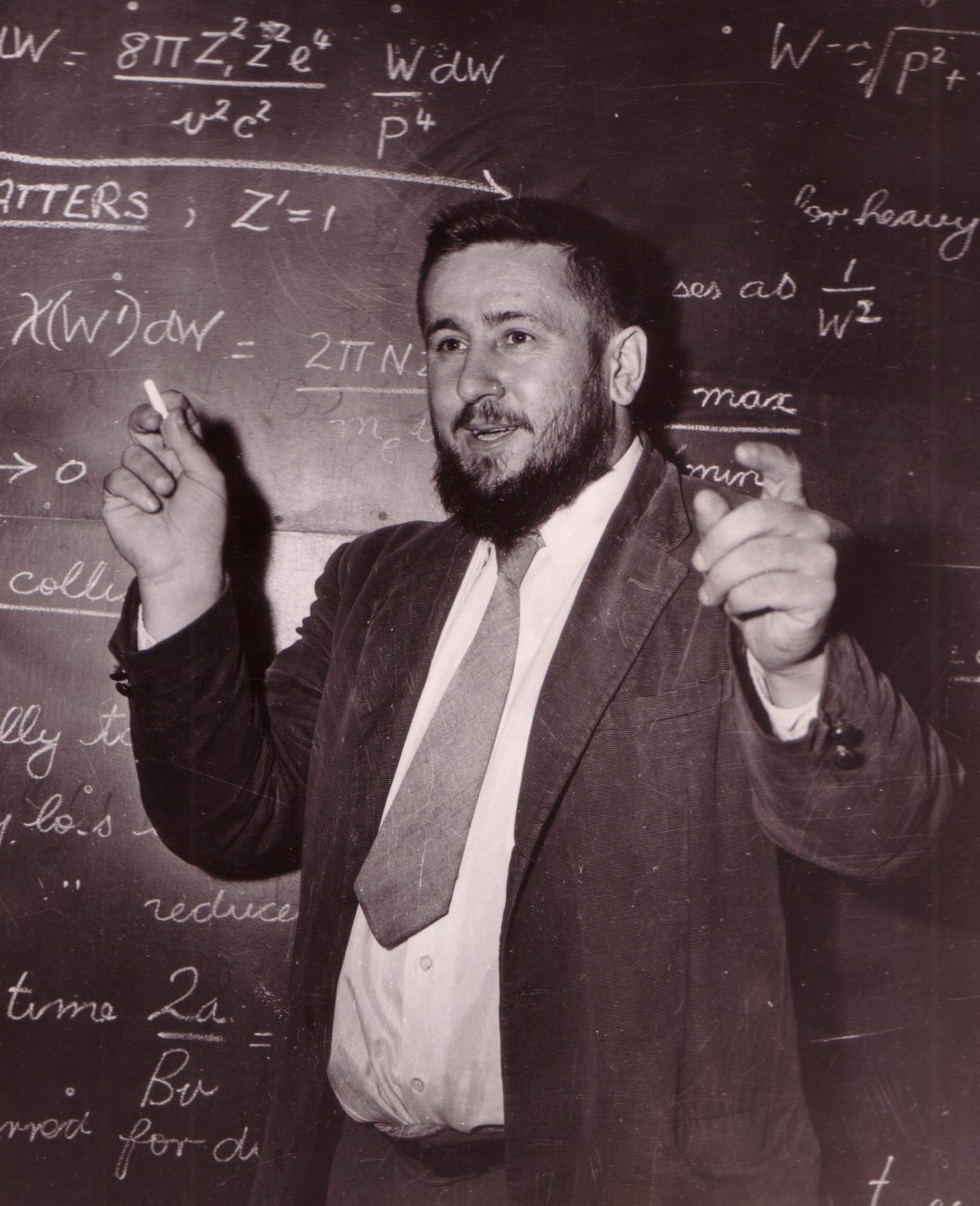 Harry Messel teaching in the classroom