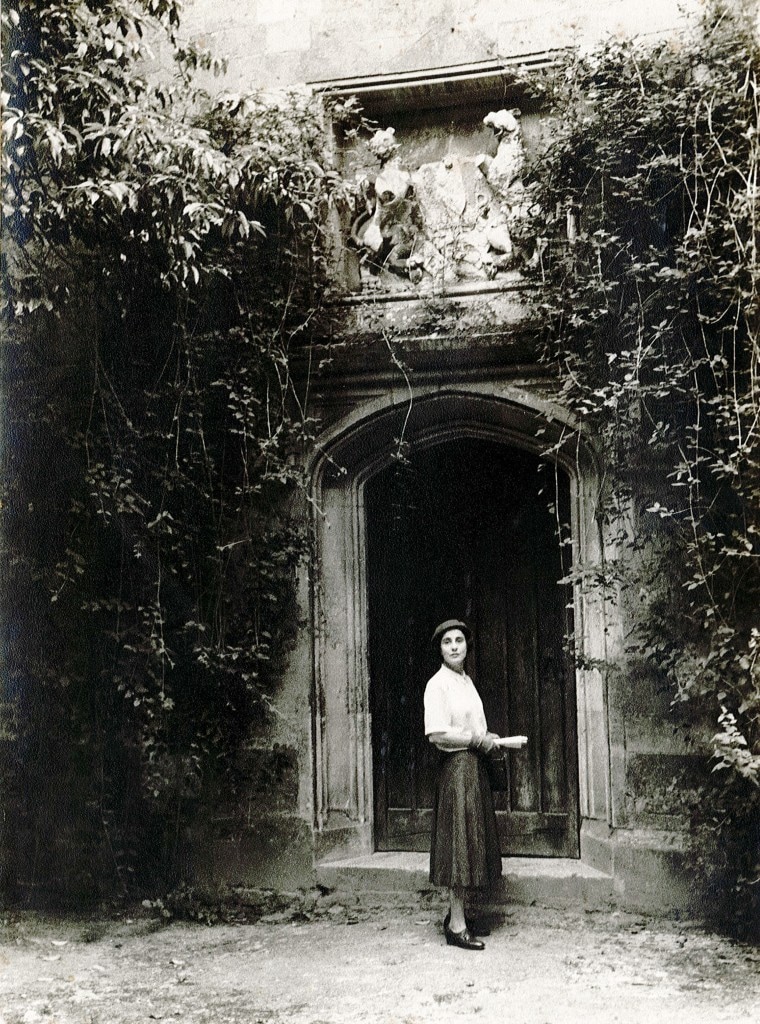 Elwin à Beckett in front of Wilton House, Salisbury UK in 1956