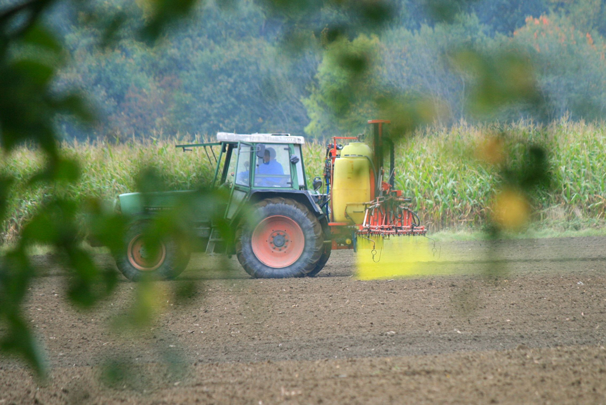 Global analysis shows how pesticides leach into the environment - The ...