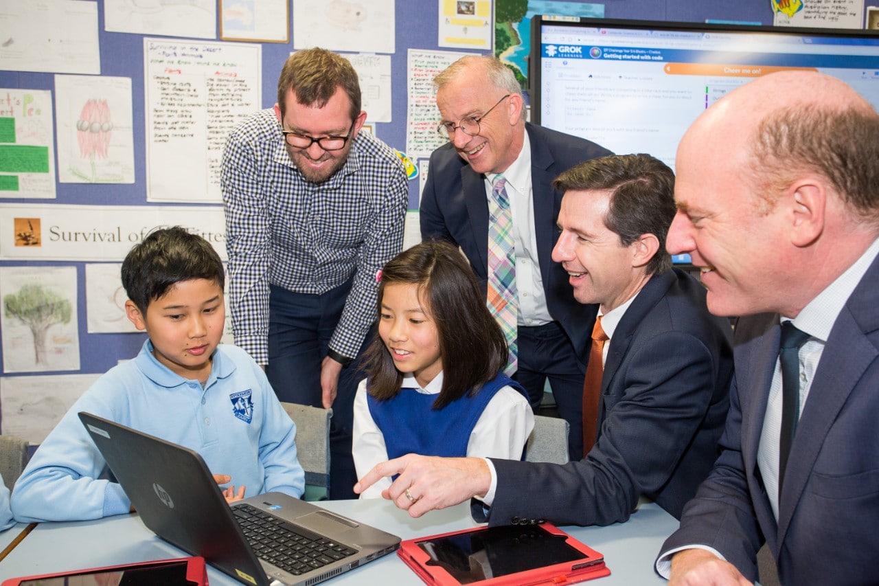 (L-R): Australian Computing Academy Academic Director Associate Professor James Curran, University of Sydney Vice-Chancellor and Principal Dr Michael Spence, Minister for Education and Training, Senator the Hon Simon Birmingham and  Trent Zimmerman MP, Federal Member for North Sydney, with Year 5 students from Artarmon Public School. 