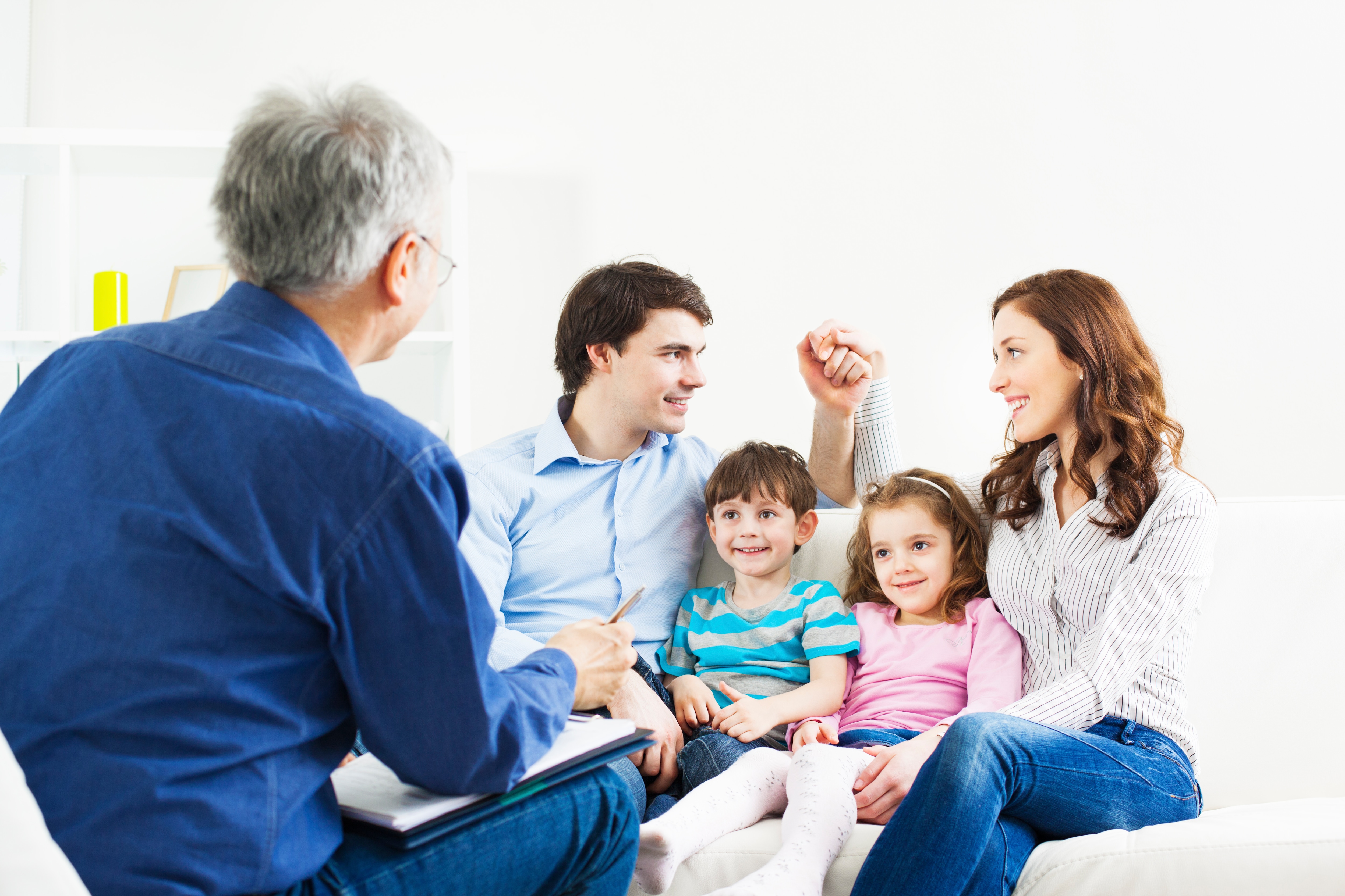 Группа поддержки родителей. Родители и дети. Консультирование семьи. Семья с ребенком у психолога. Психолог с родителями.