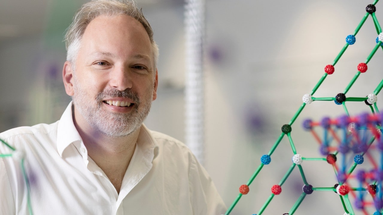 Professor Stephen Bartlett will lead the project to entangle logical qubits.