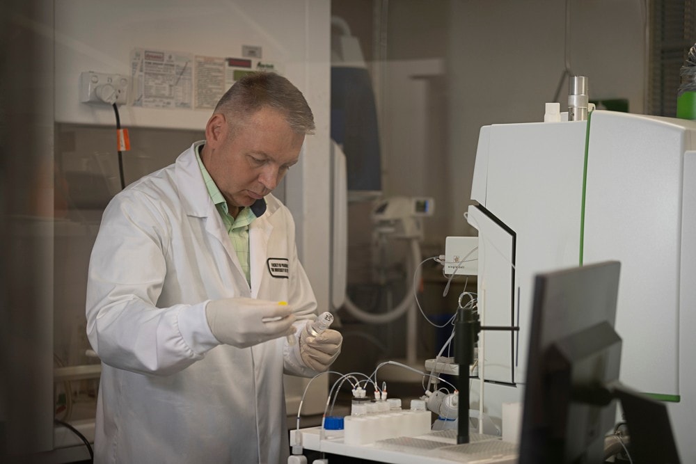Professor Wojciech Chrzanowski in the lab working with model lungs.