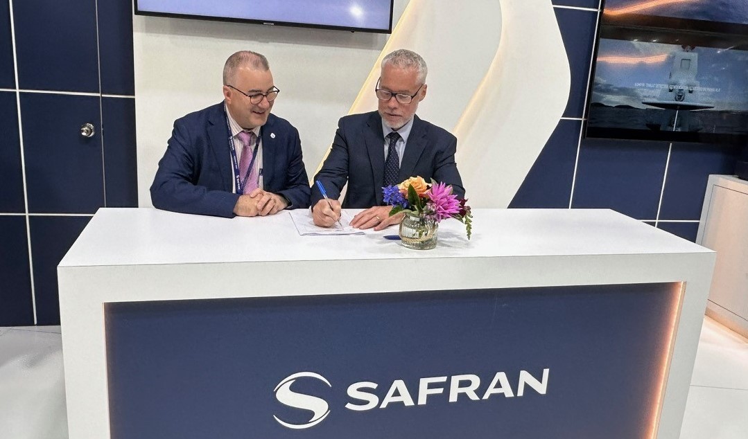 MoU signing at the Indo Pacific 2023 International Maritime Exposition. Patrice Provost, CEO of Safran Electronics & Defense Australasia (left), Professor Benjamin Eggleton (right).
