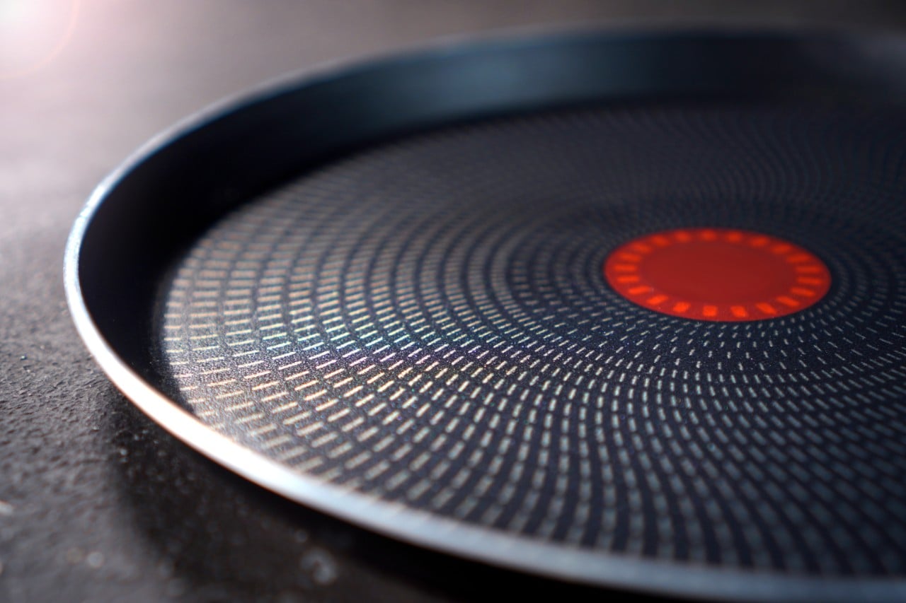 a fry pan with a red circle in the middle indicating heat