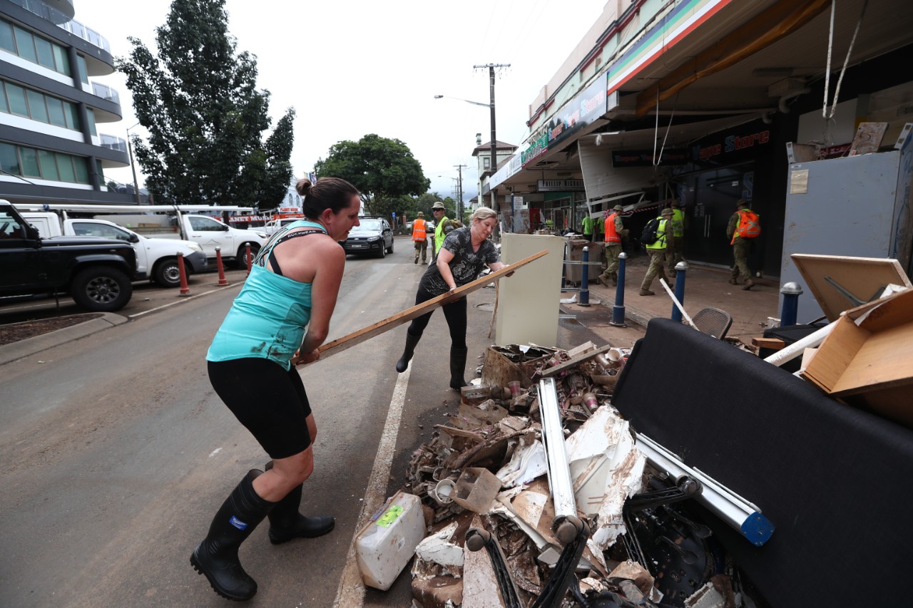 Community members cleaning up local streets after the 2022 Lismore floods.