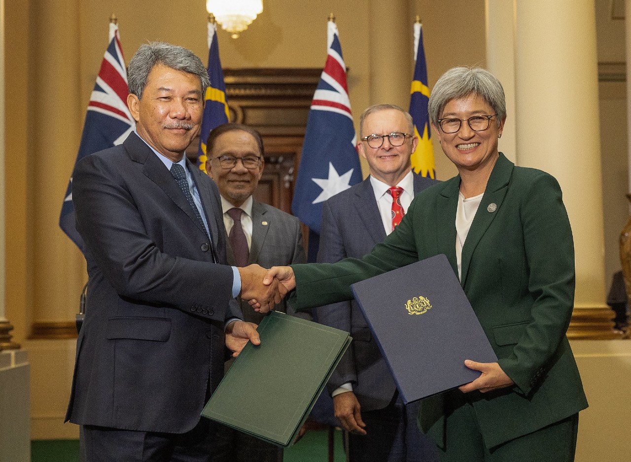 Malaysian Foreign Minister Mohamad Hasan (L) and Australian Foreign Minister Penny Wong exchange Memorandum of Understanding overseen by Prime Minister Anwar Ibrahim (2nd, L) and Prime Minister Anthony Albanese