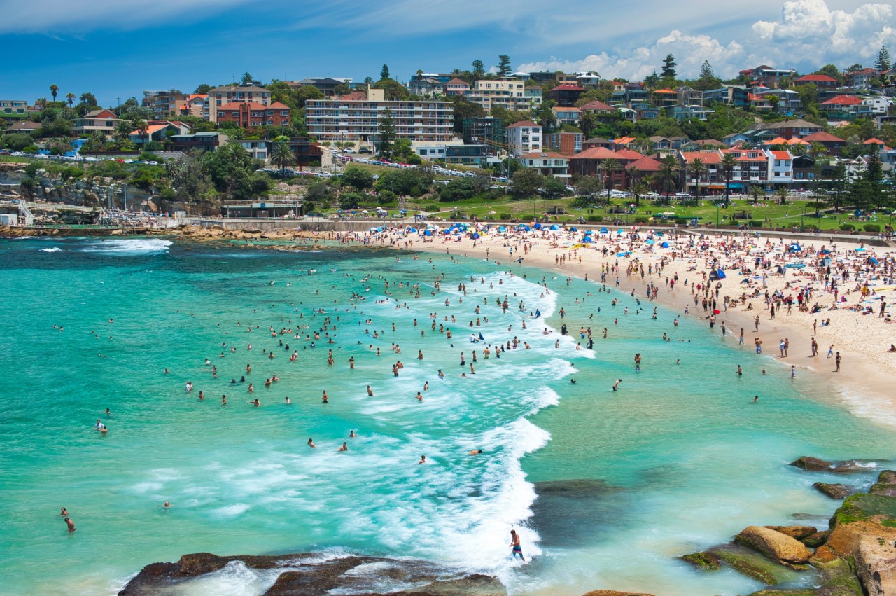Bondi-beach-people-walking 