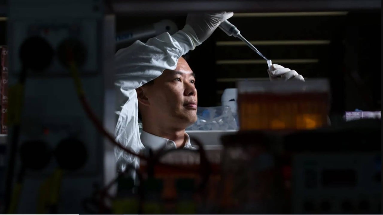 Associate Professor Tang in the laboratory 