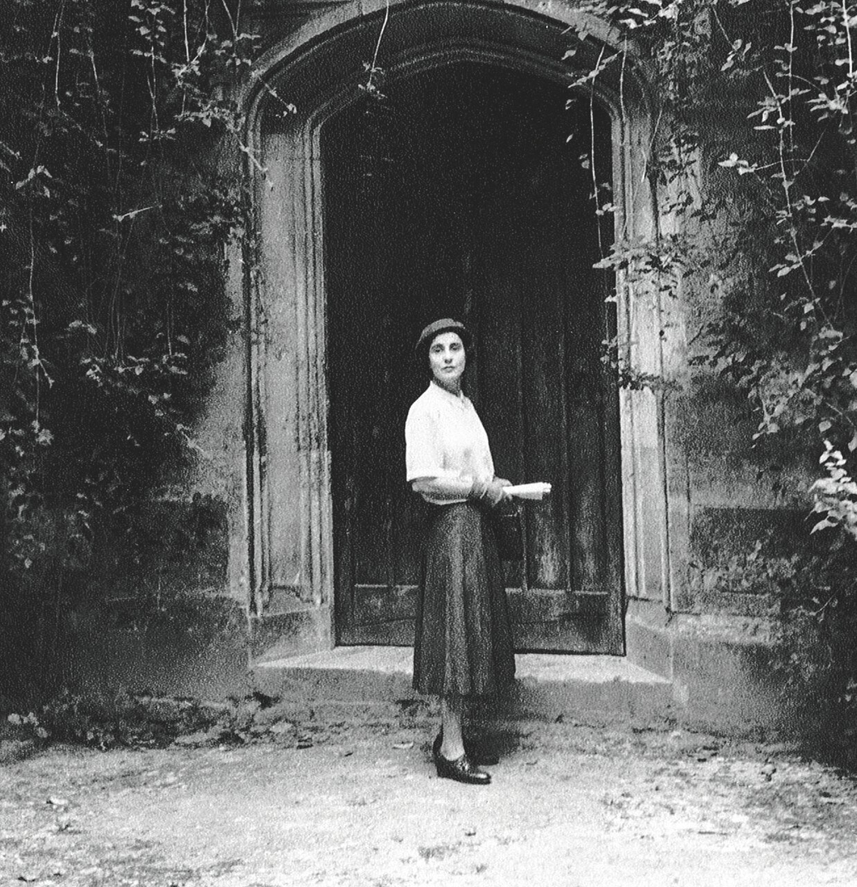 Black and white photo of University of Sydney bequestor, Elwin à Beckett, in front of Wilton House, Salisbury UK in 1956