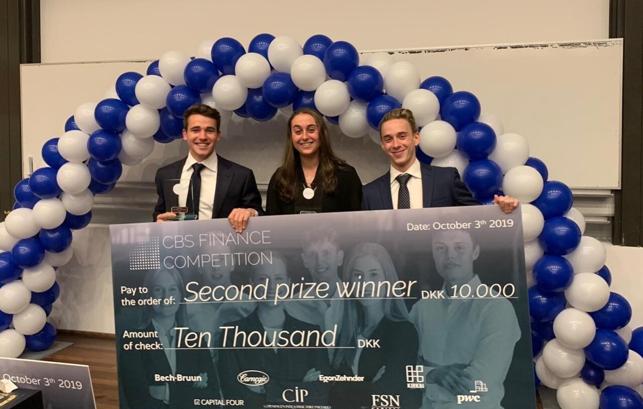 Chloe Segal and two male teammates holding a cheque for 10,000 Danish Krone