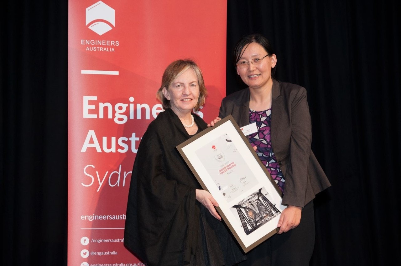 NSW Chief Scientist and Engineer Professor Mary O'Kane presenting Professor Yi with her award. Image courtesy: Engineers Australia. 