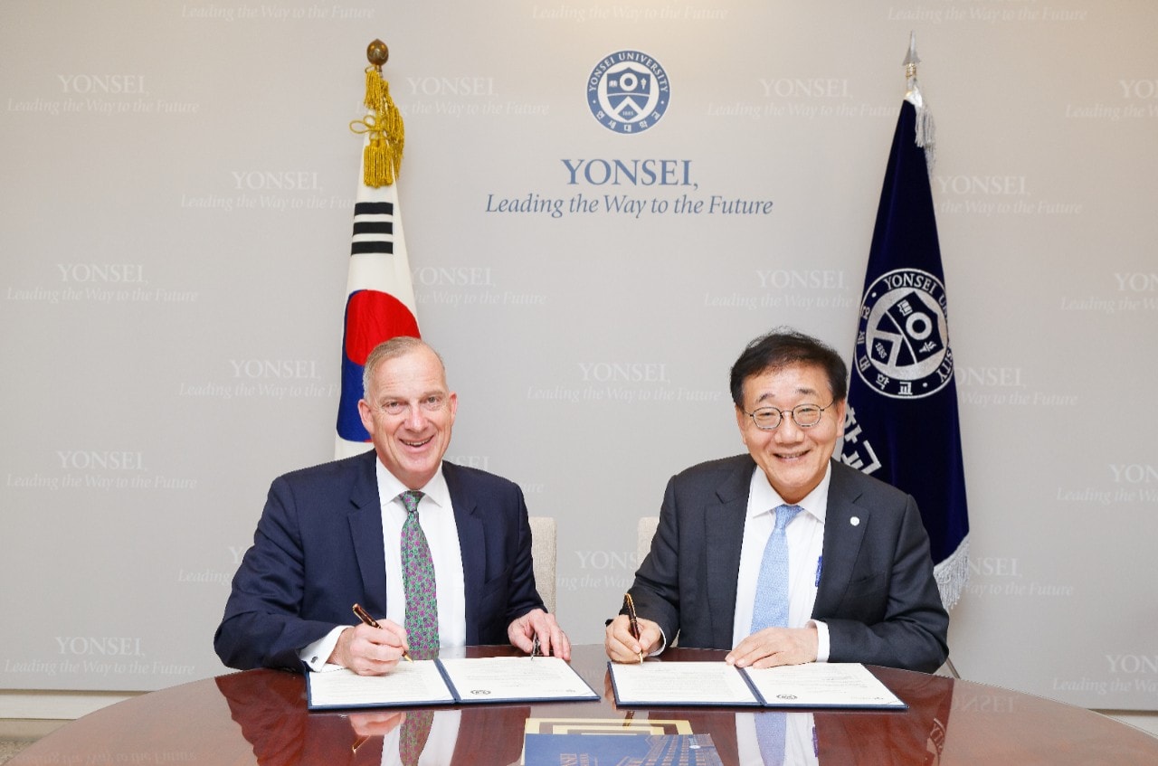 Vice-Chancellor University of Sydney Dr Michael Spence and President of Yonsei University Dr Yong-Hak Kim signing the agreement