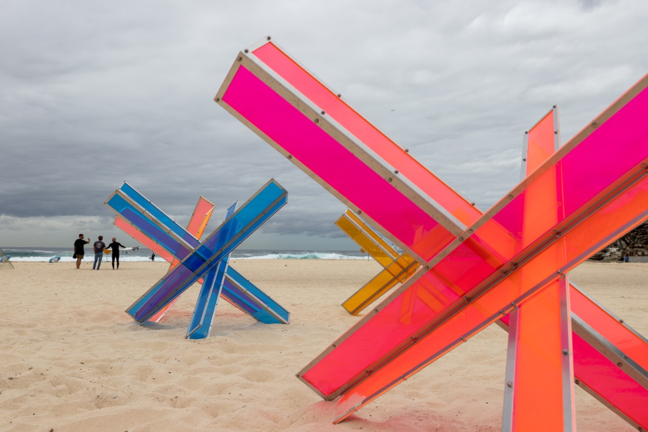 No Colour in War sculpture by Emryn Ingram-Shute on Tamarama Beach. Photo: Stefanie Zingsheim