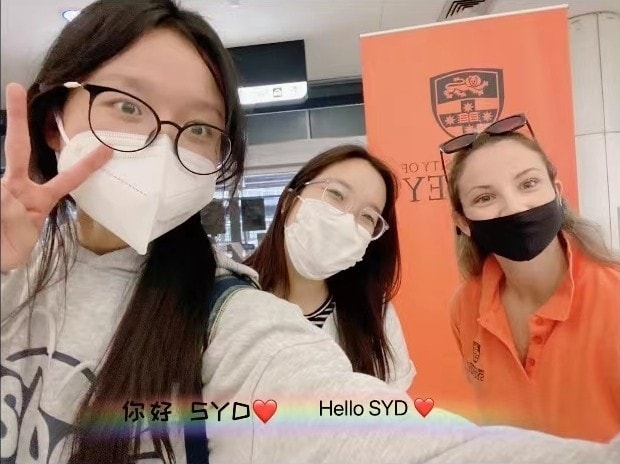 Yongru Wang and peer support advisers from USYD taking a selfie after arriving in Sydney aurport